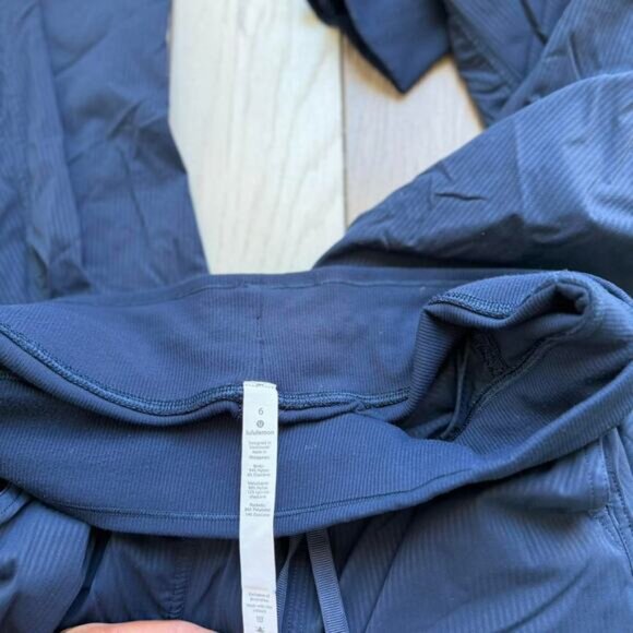 Navy lululemon joggers with pockets - Picture 6 of 6